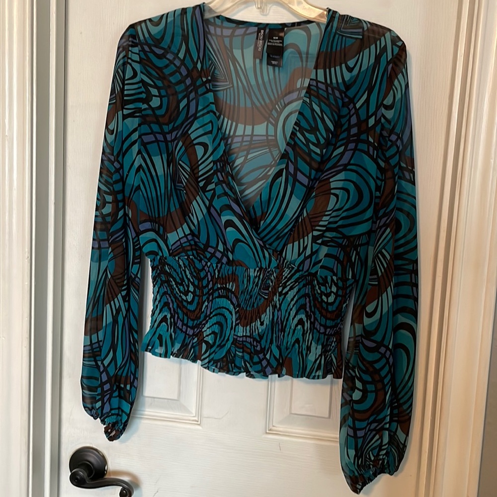 Bisou Bisou rouged v-neck top! Beautiful colors!